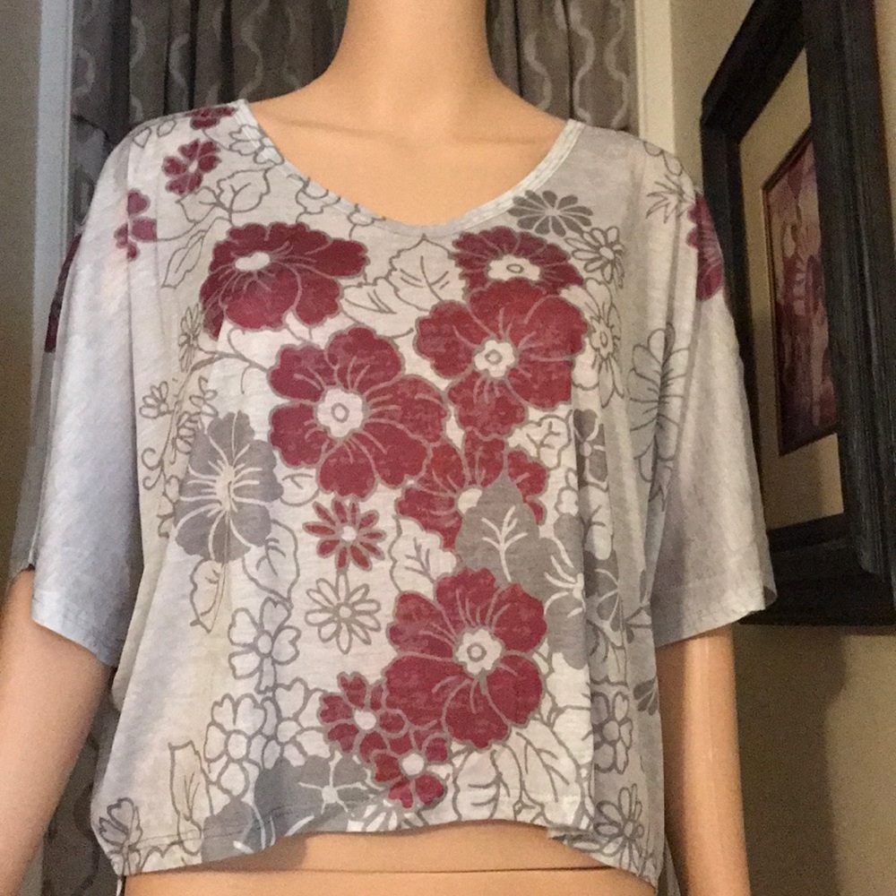 BNWOT Enti Glamour Size S Floral Grey Dolman Top